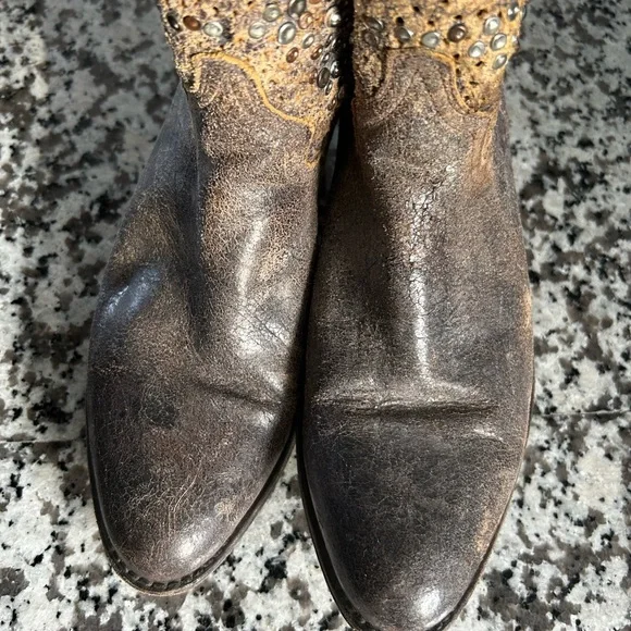 Frye Deborah Studded Boots Size 8 Distressed EUC - Picture 4 of 13